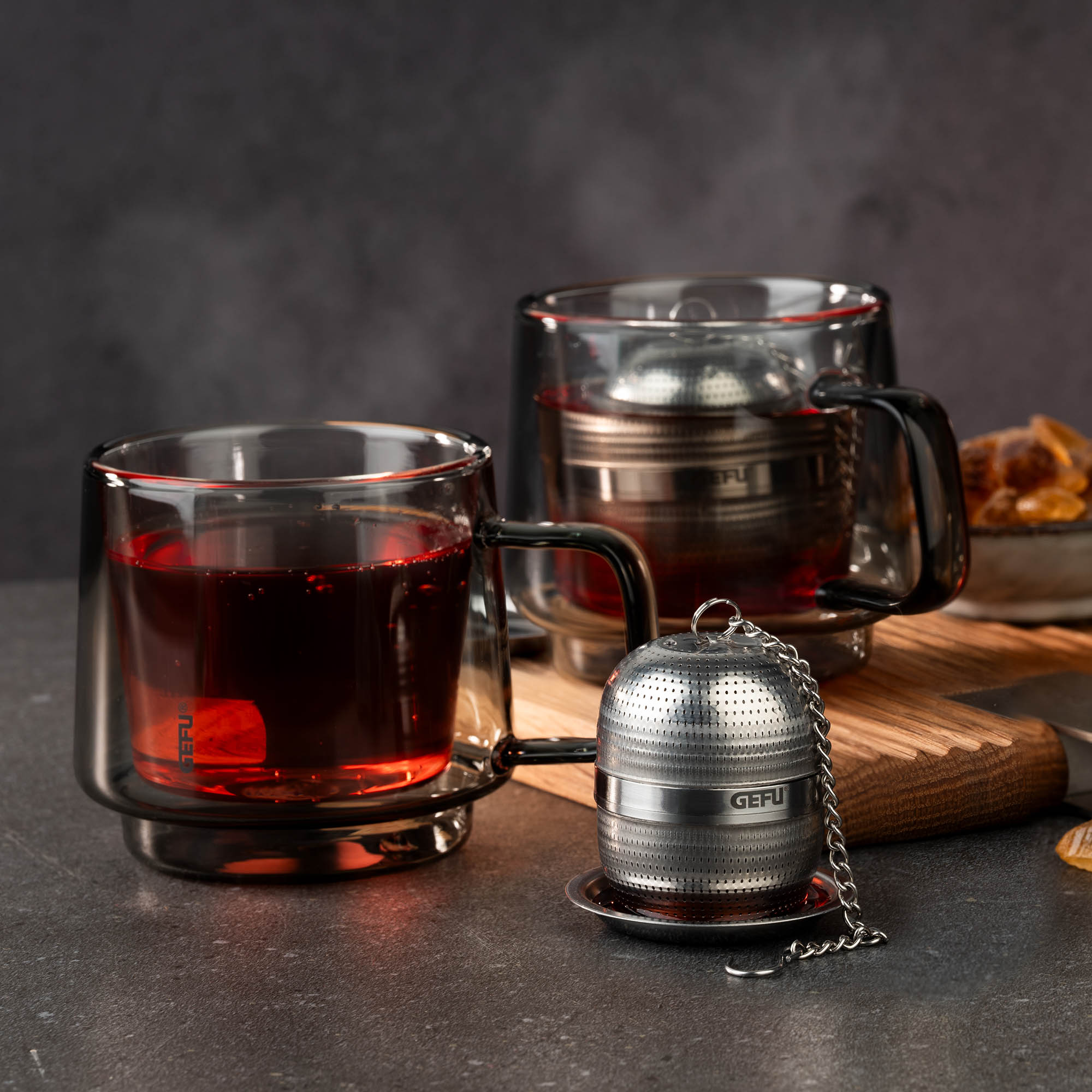 GEFU Tee-Ei mit Ablage VELORA aus Edelstahl Teesieb Teefilter