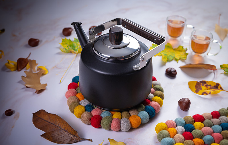 Ein Teekocher auf einem bunden Untersetzer