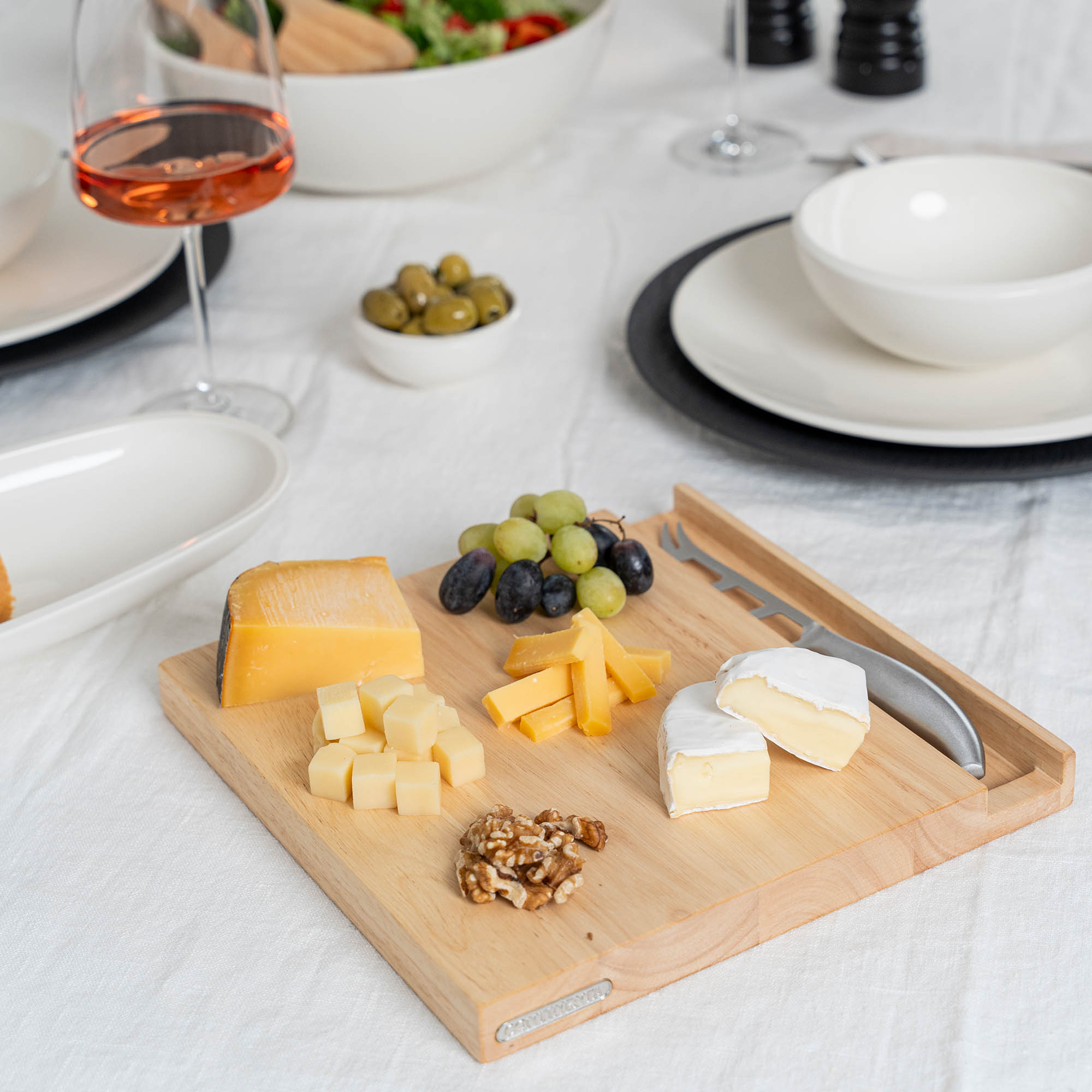 CONTINENTA Käse-Set Käsebrett Gummibaumholz 25 x 25 cm mit Edelstahl-Käsemesser
