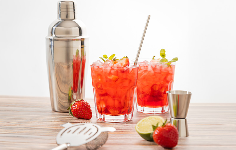 Cocktailshaker und zwei Gläser