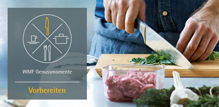Es wird mit einem Messer auf einem Brettchen geschnitten