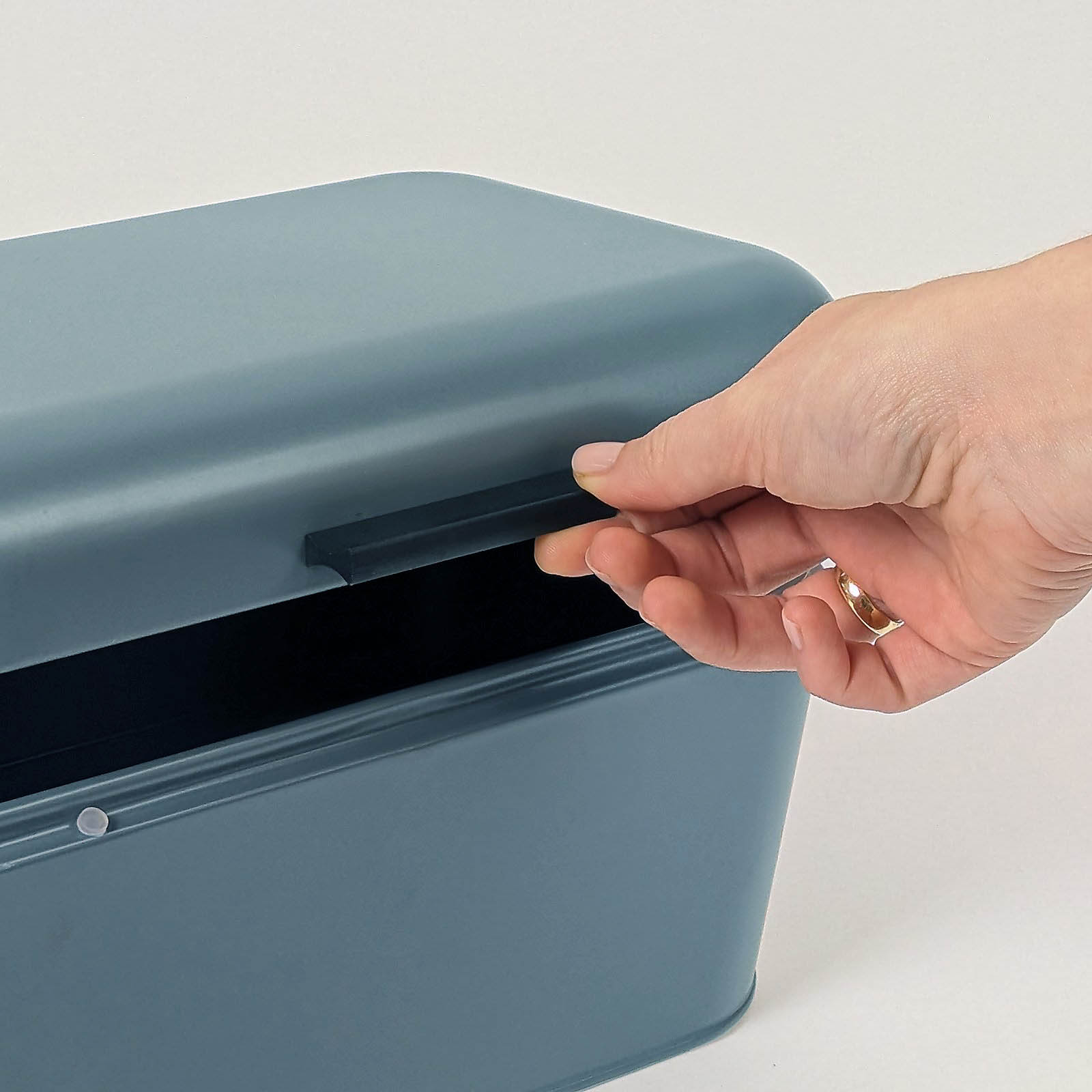 KELA Brotkasten FRISCA aus Metall 30 x 18 x 16,5 cm rauchblau