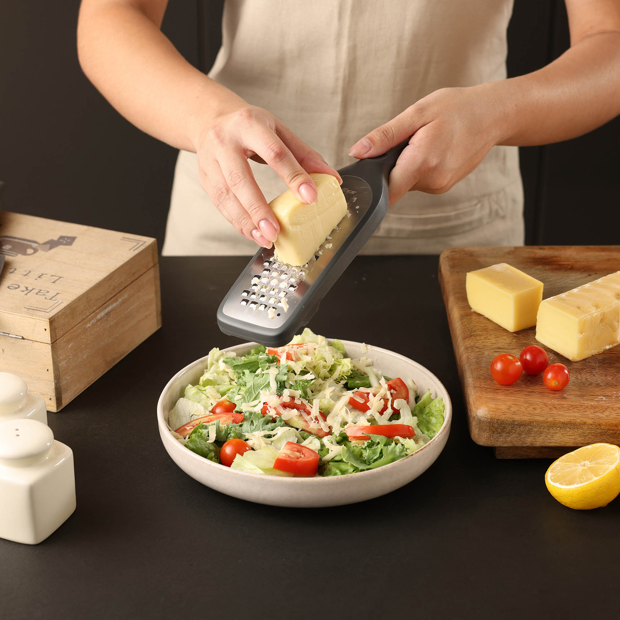ZYLISS coarse grater, hand grater with plastic handle reinforced with wheat straw fibres