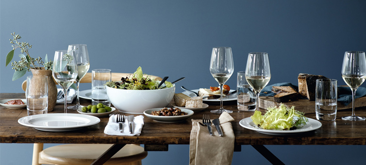 Gedeckter Tisch mit Essen und Wein