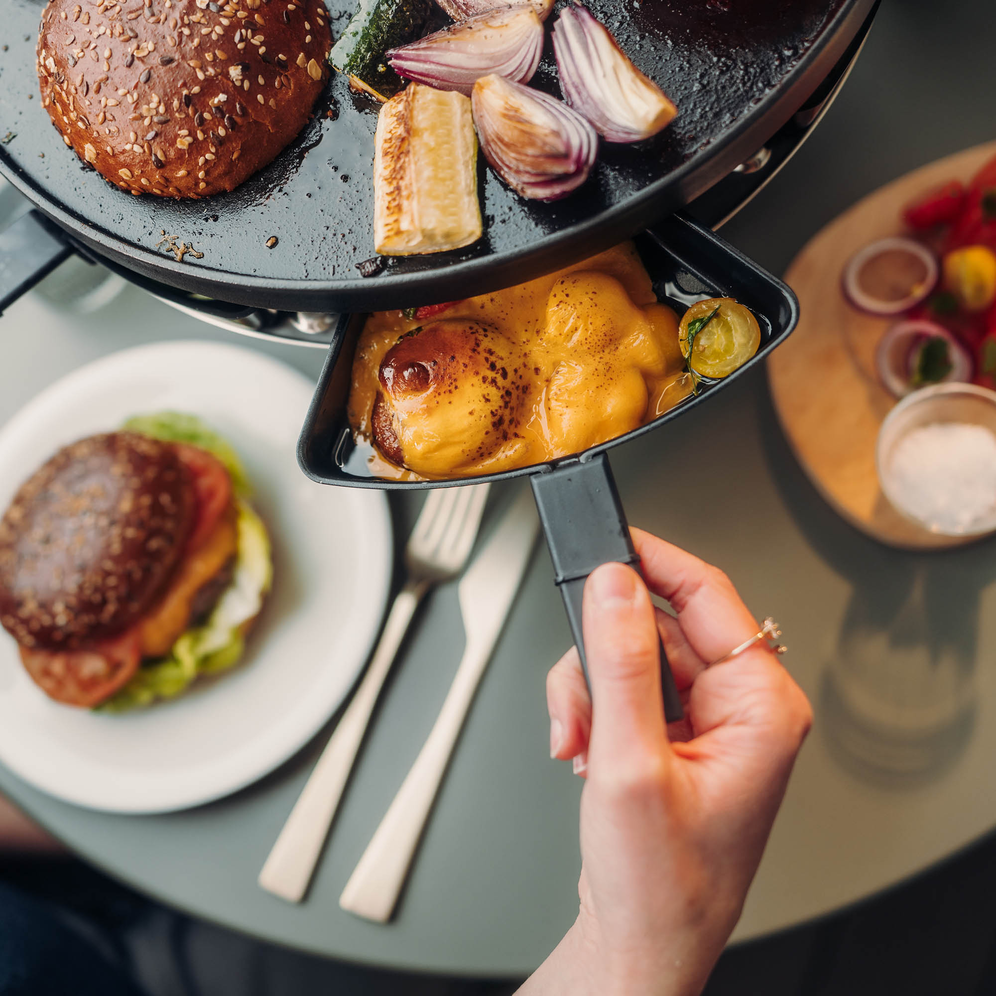 HÖFATS Tischgrill CIRCLE 35 PRO mit Plancha 35 cm und 6 Raclette-Pfännchen