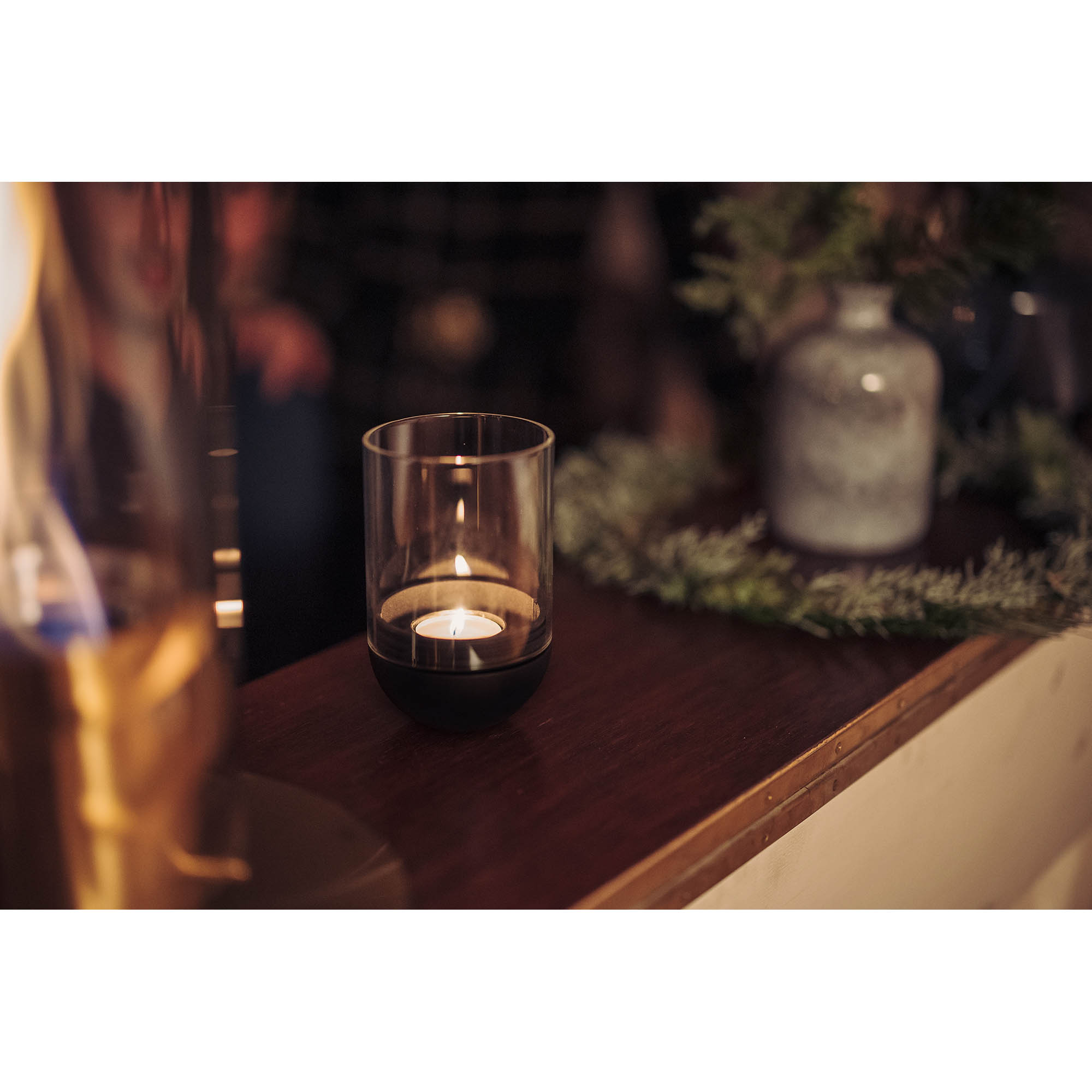 HÖFATS Windlicht GRAVITY CANDLE schwarz mit kardanisch gelagerter Kerze