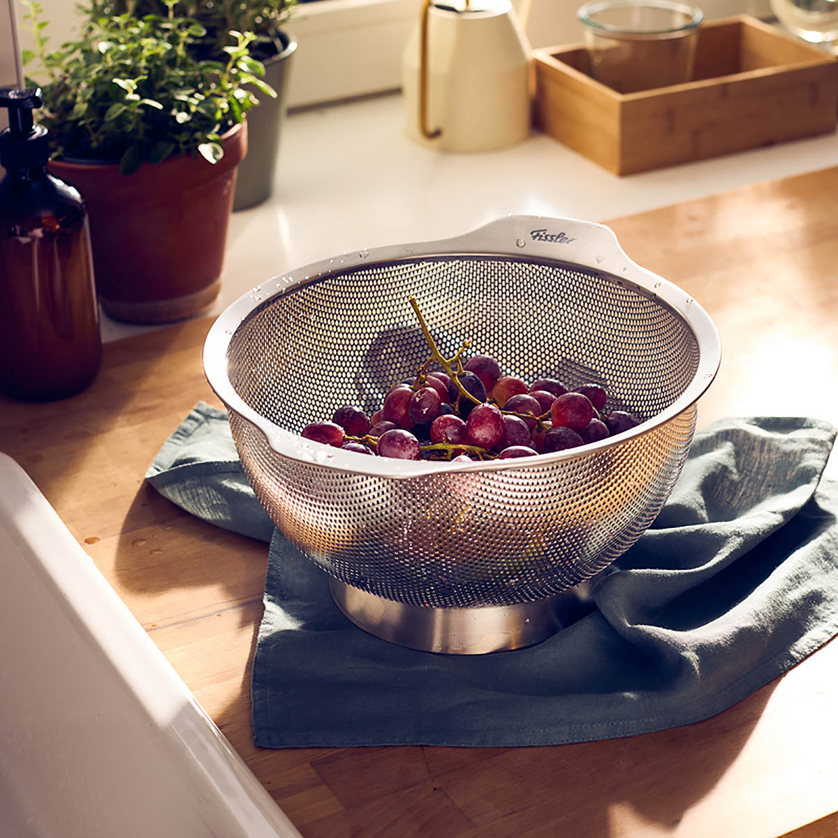 FISSLER Küchensieb Standseiher 24 cm ESSENTIAL aus Edelstahl mattiert