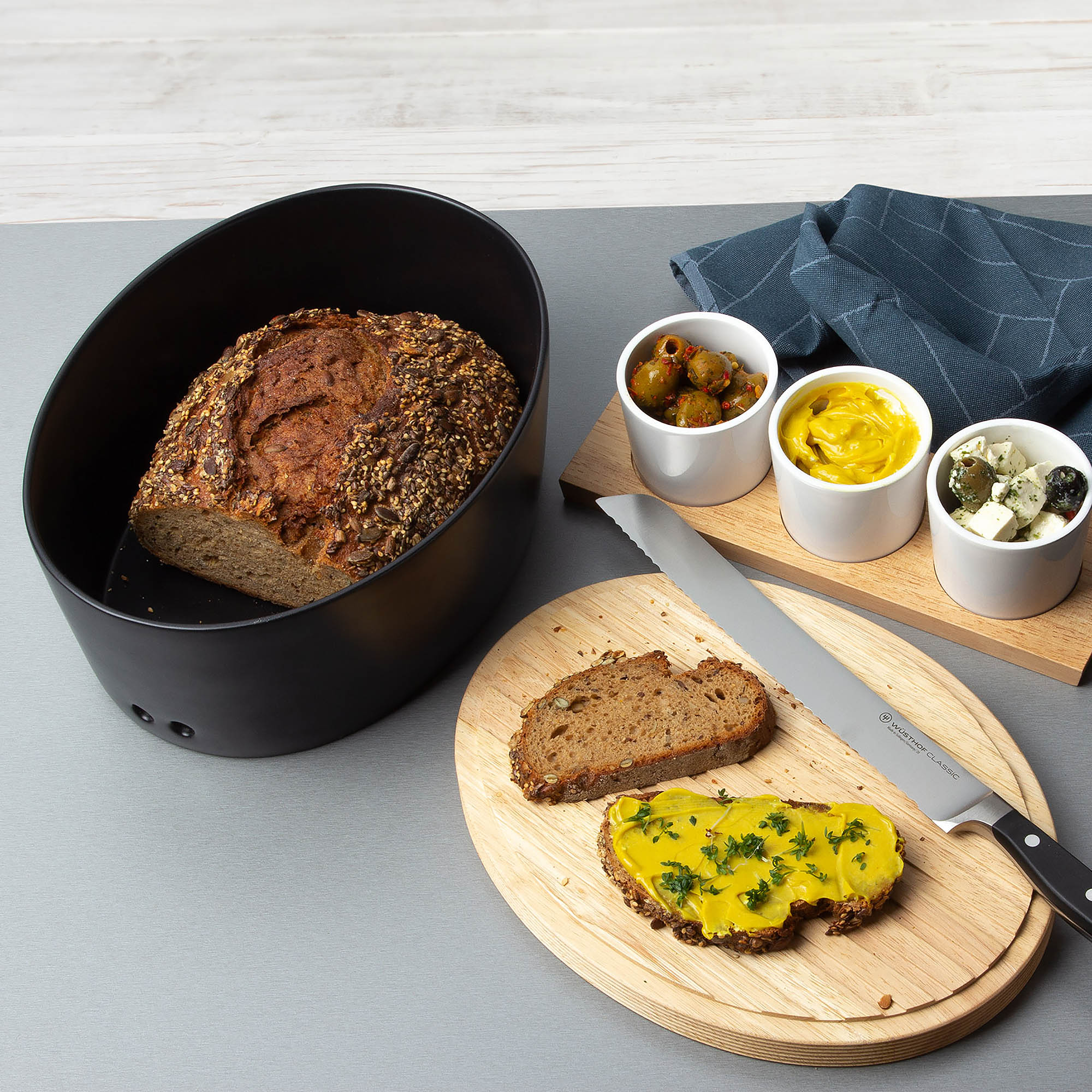 CONTINENTA oval bread pan with wooden lid 36 x 23 x 13.5 cm black