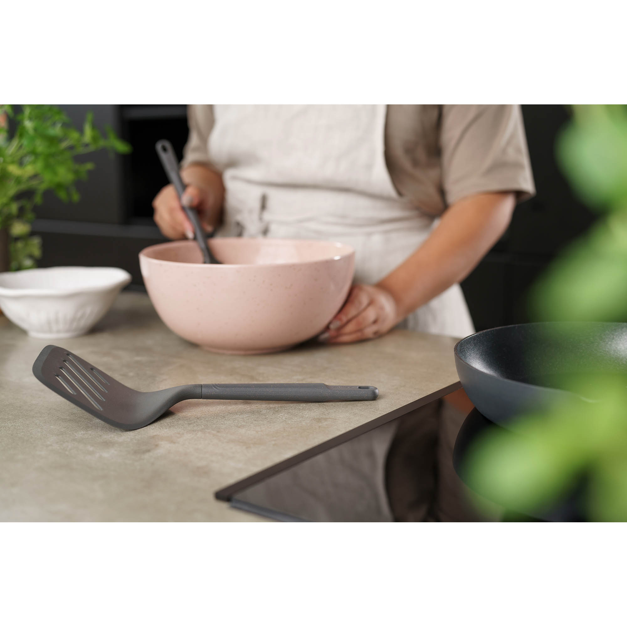 ZYLISS Pfannenwender XL geschlitzt 14 cm breit aus Weizenstroh-Kunststoff