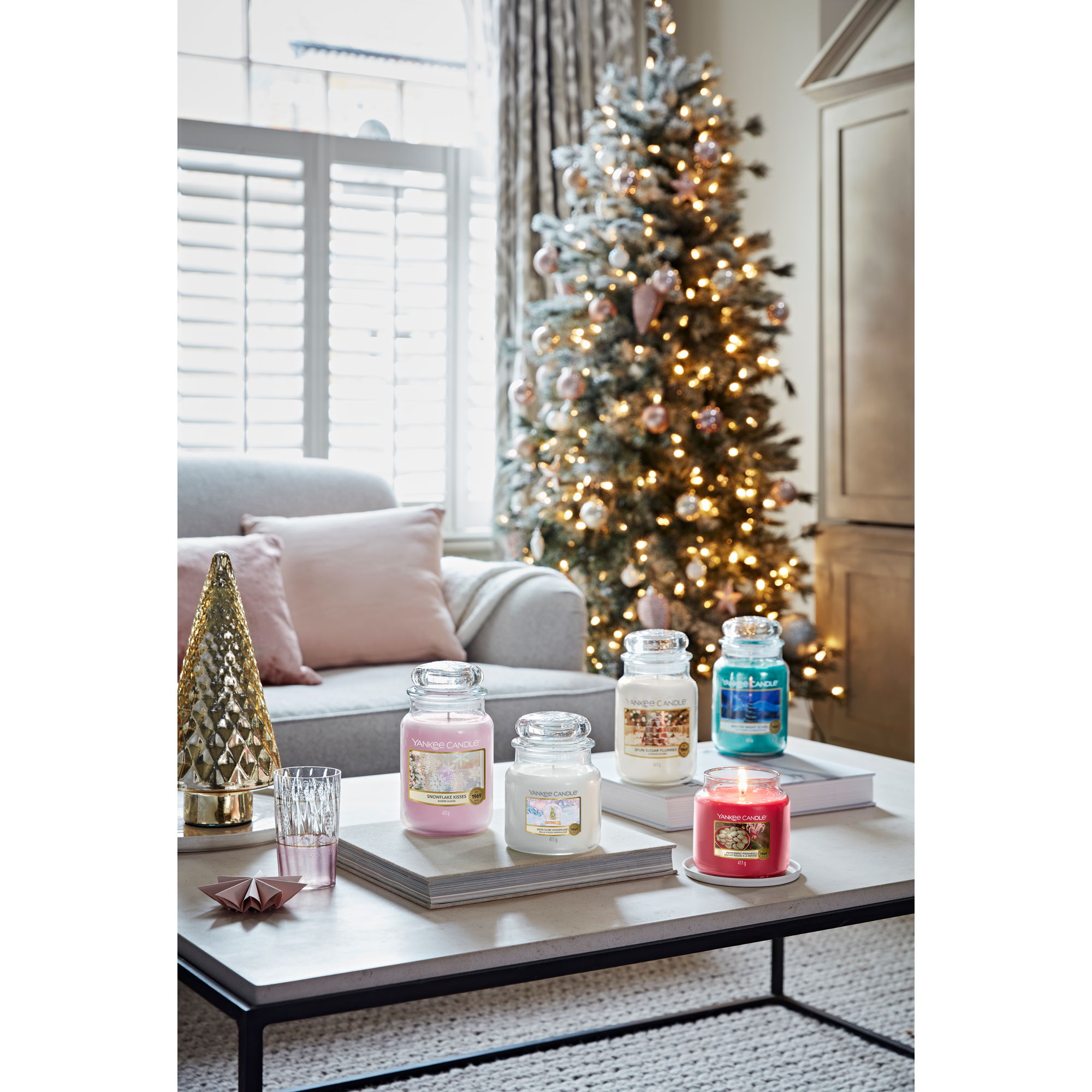 YANKEE CANDLE Large candle SNOWFLAKE KISSES 623 g Scented candle