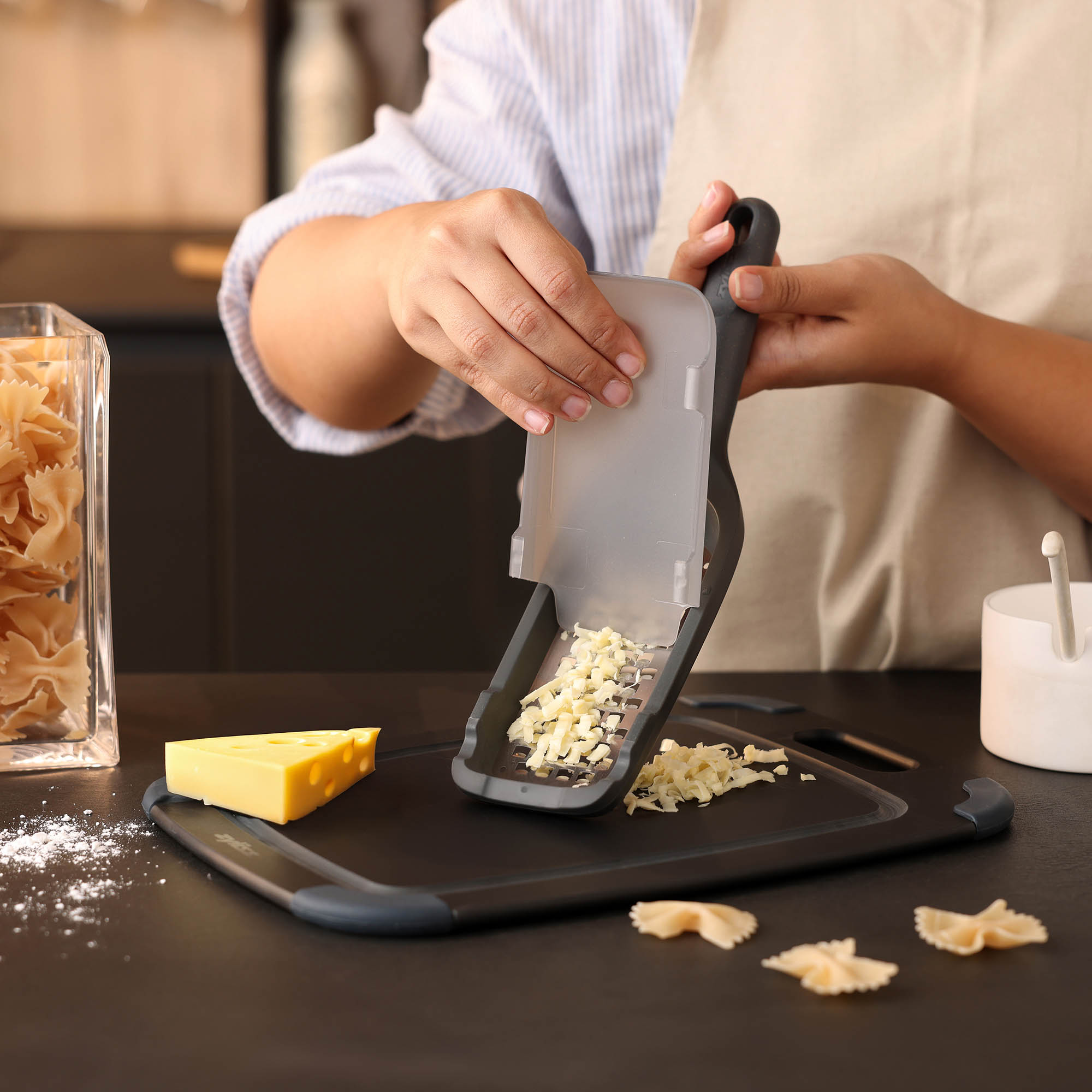 ZYLISS coarse grater, hand grater with plastic handle reinforced with wheat straw fibres
