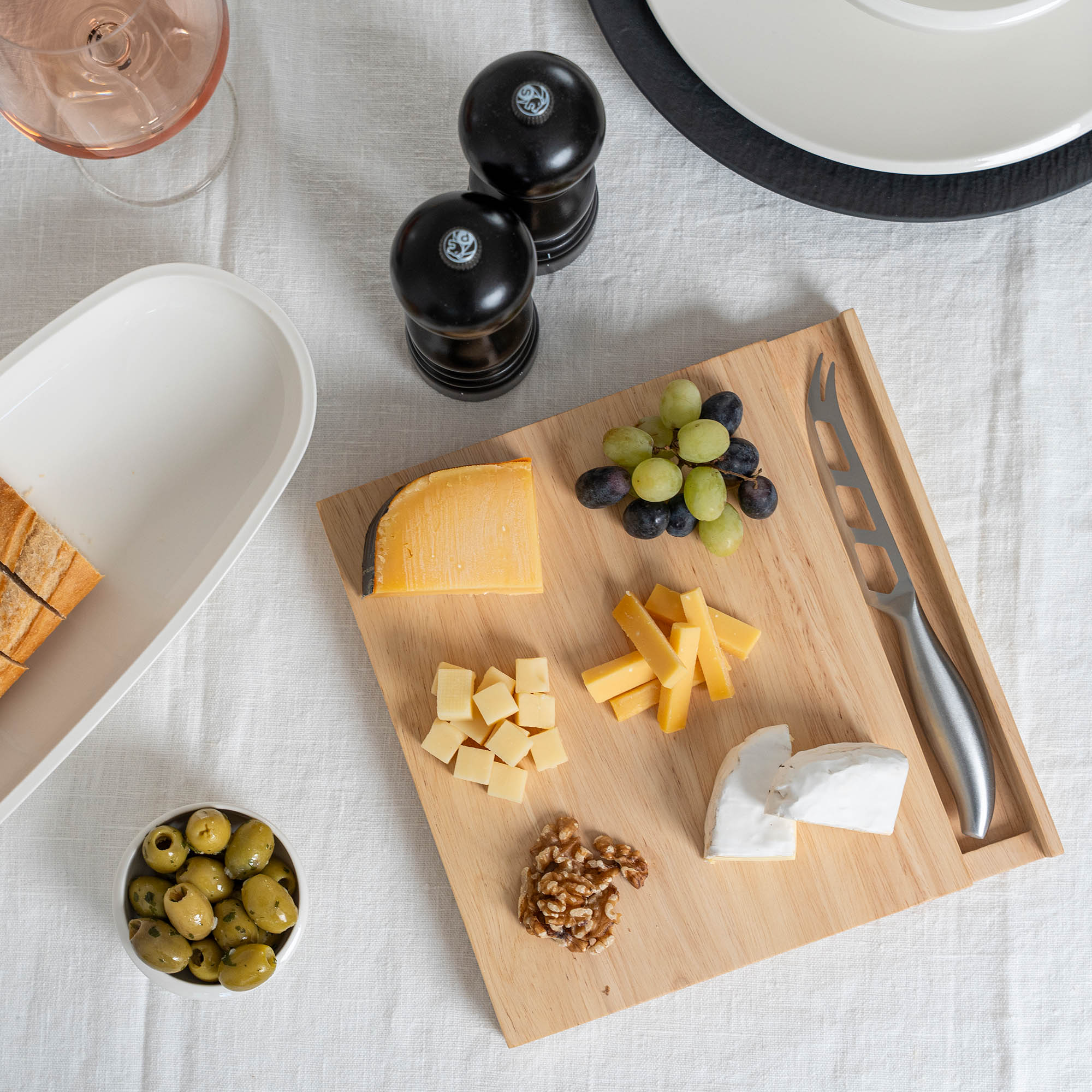 CONTINENTA Käse-Set Käsebrett Gummibaumholz 25 x 25 cm mit Edelstahl-Käsemesser