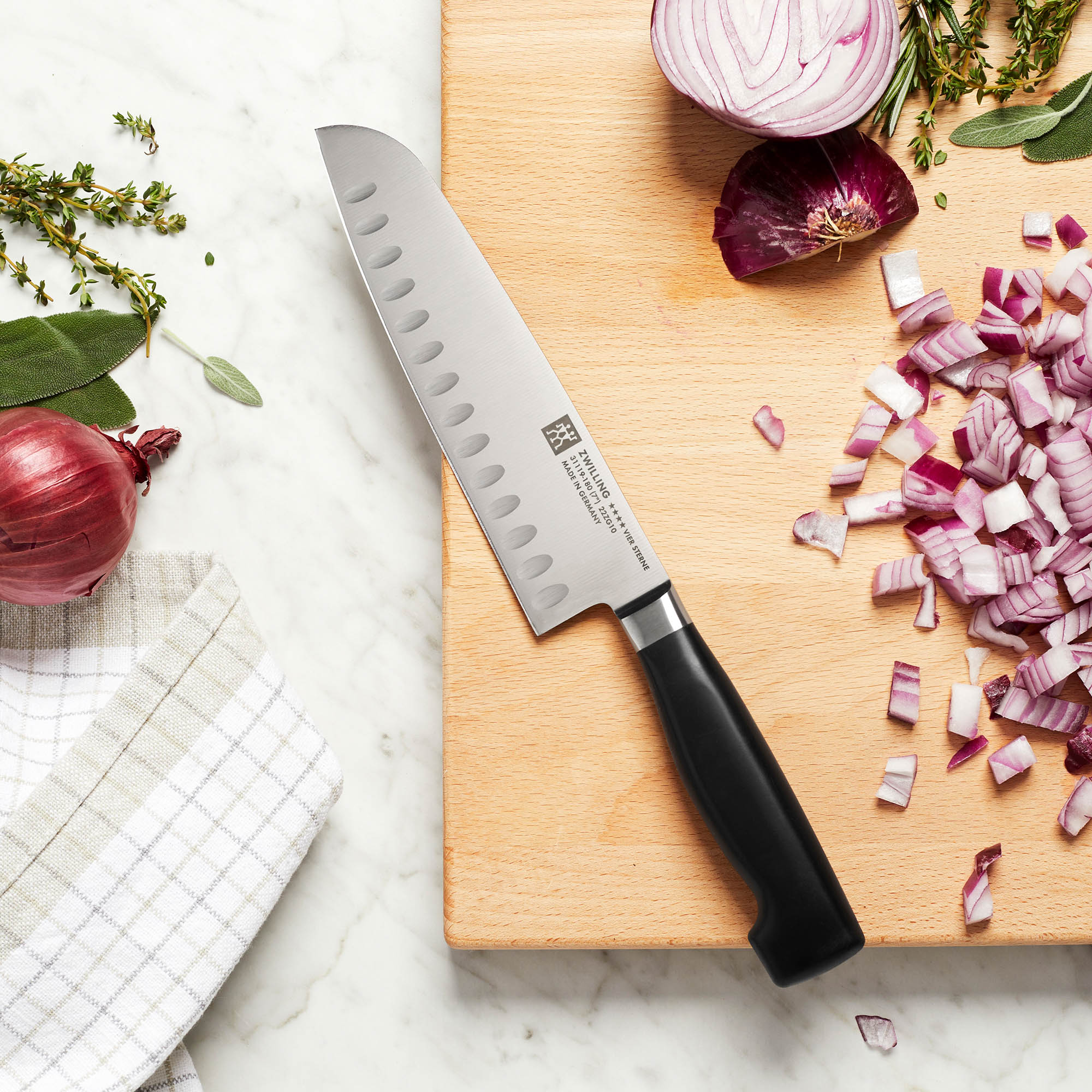 ZWILLING Messerserie VIER STERNE Santokumesser 18 cm mit Kullenschliff