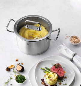 Töpfe von Zwilling bei 1A-Neuware Ein Topf mit Kartoffelpürree auf einem Tisch