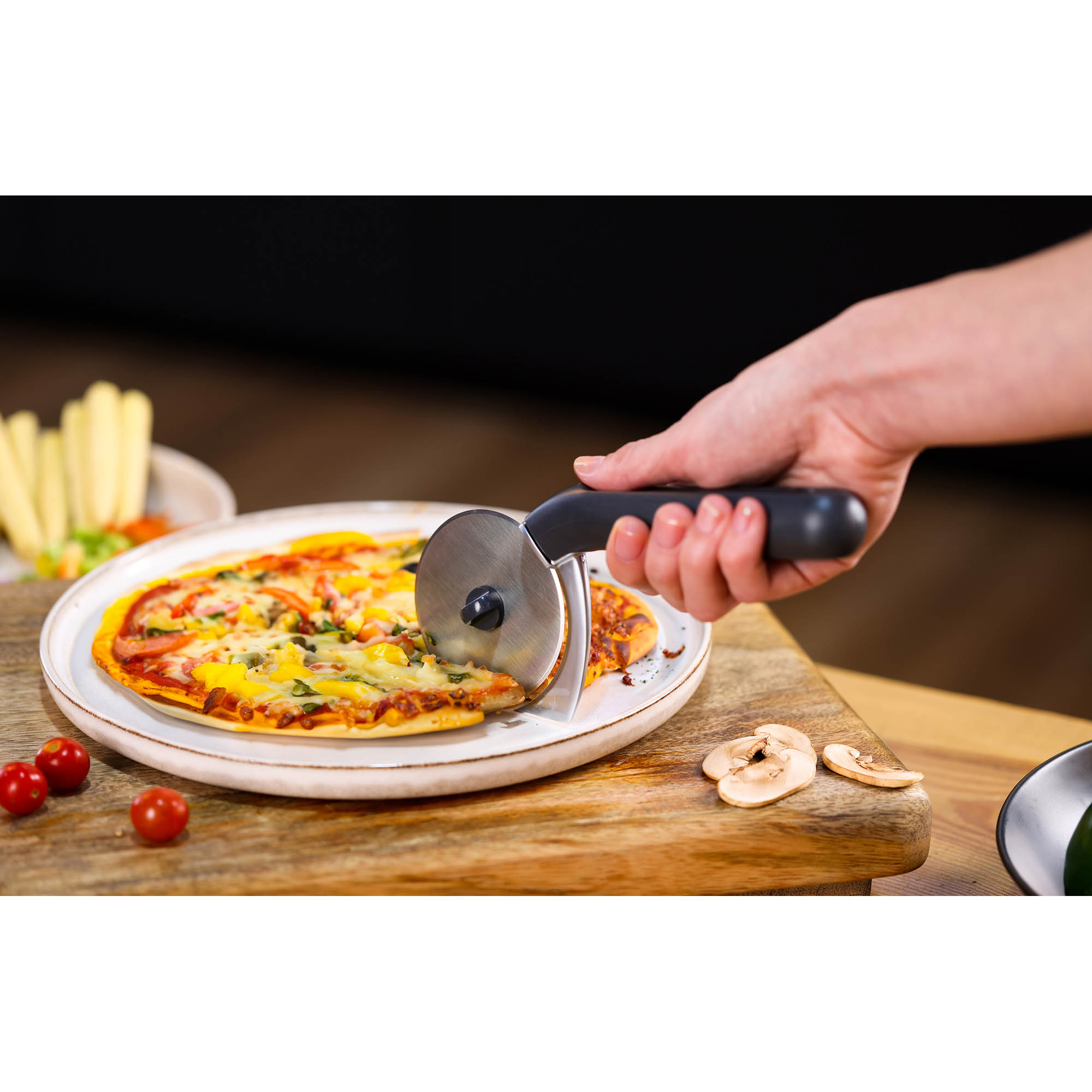 ZYLISS Pizzaschneider Pizzarad mit Krustenschneider, Griff aus Weizenstroh-Kunststoff