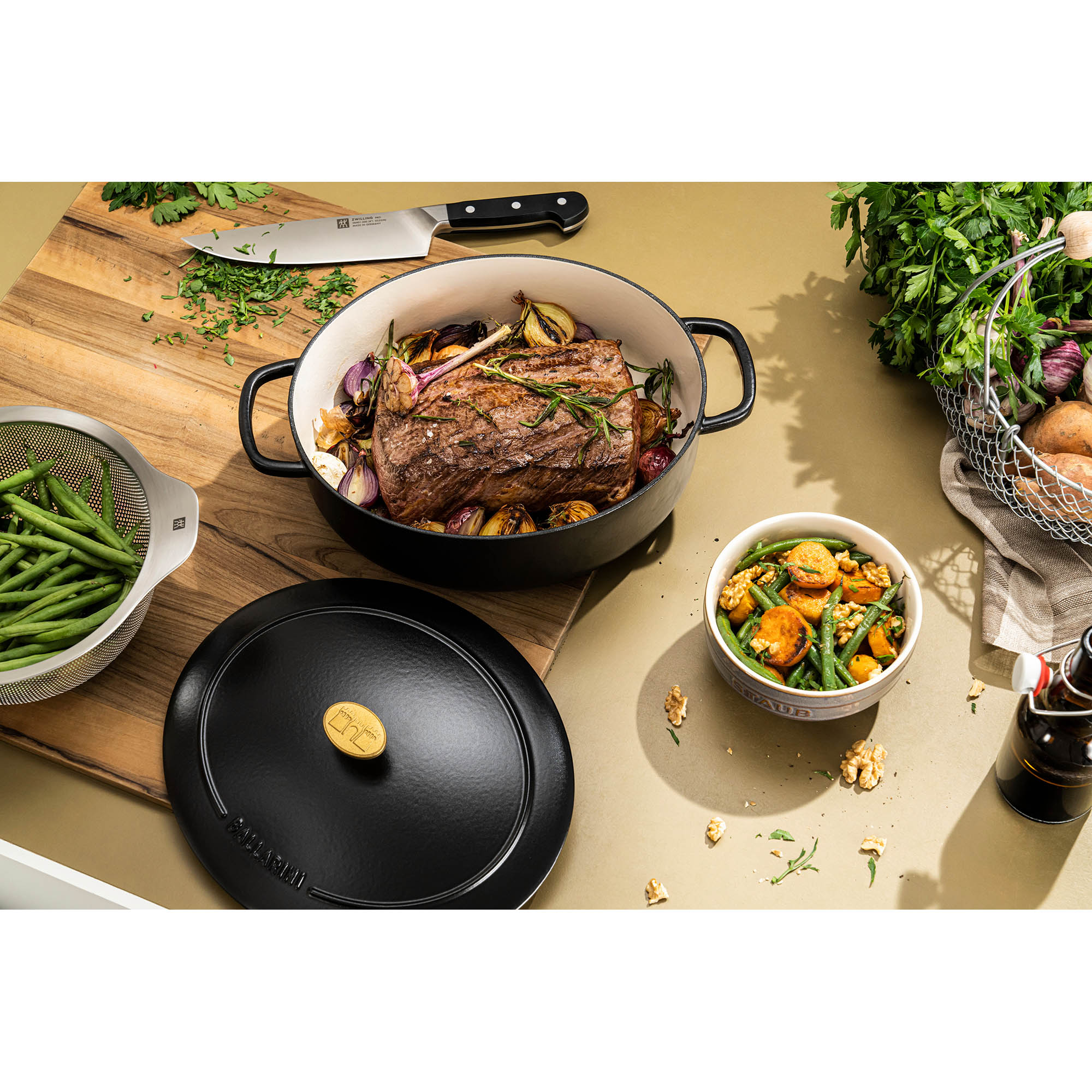 BALLARINI Cocotte BELLAMONTE 29 cm oval 4,5 Liter Bräter aus Gusseisen schwarz
