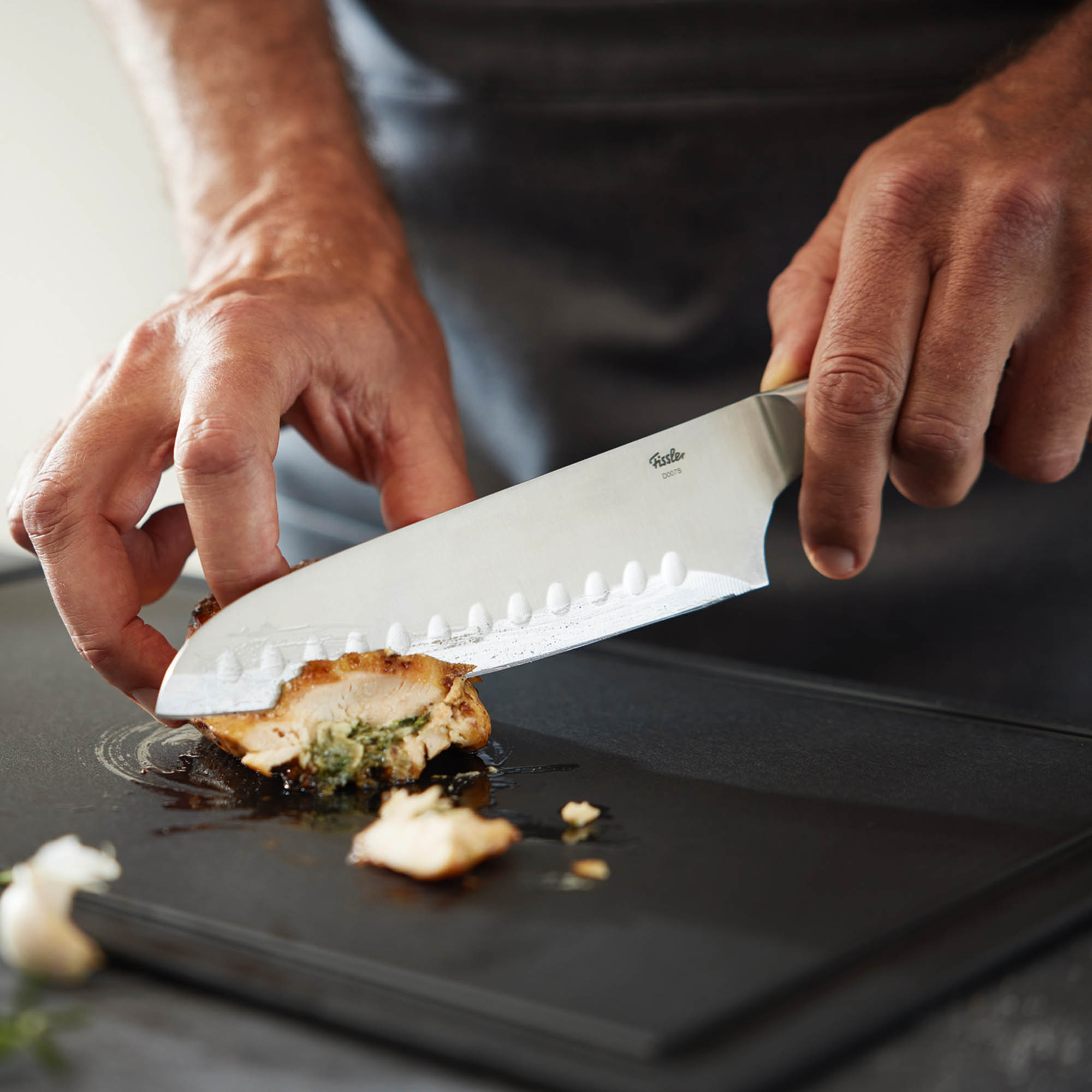 FISSLER Serie ESSENTIAL Santokumesser 12,4 cm mit Kullenschliff