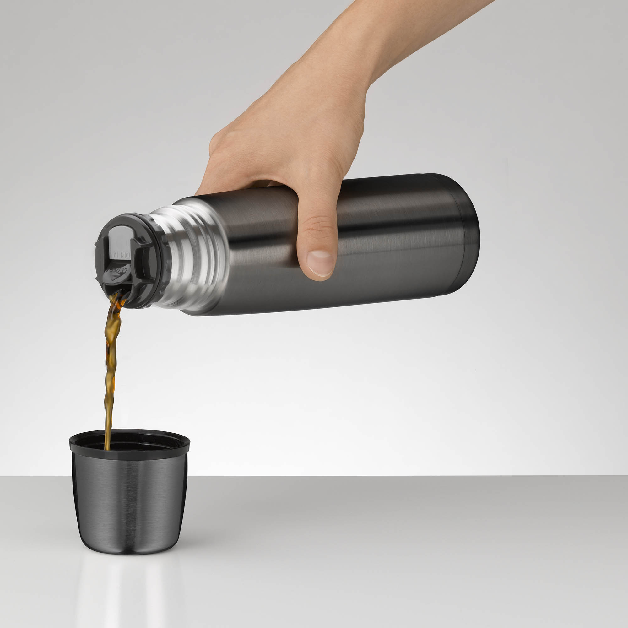 ALFI ISOTHERM PERFECT 0.75-litre stainless steel vacuum flask with automatic cap, cool grey