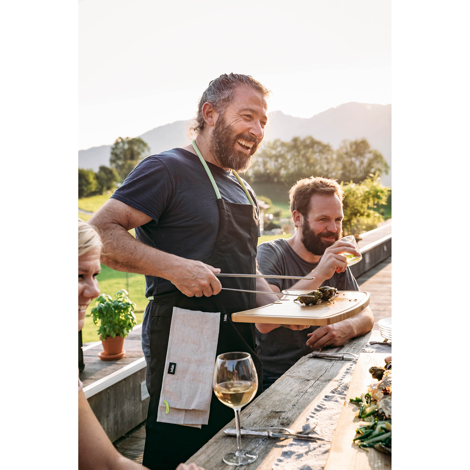 HÖFATS Schürze für alle Größen Kochschürze Grillschürze + Leinenhandtuch