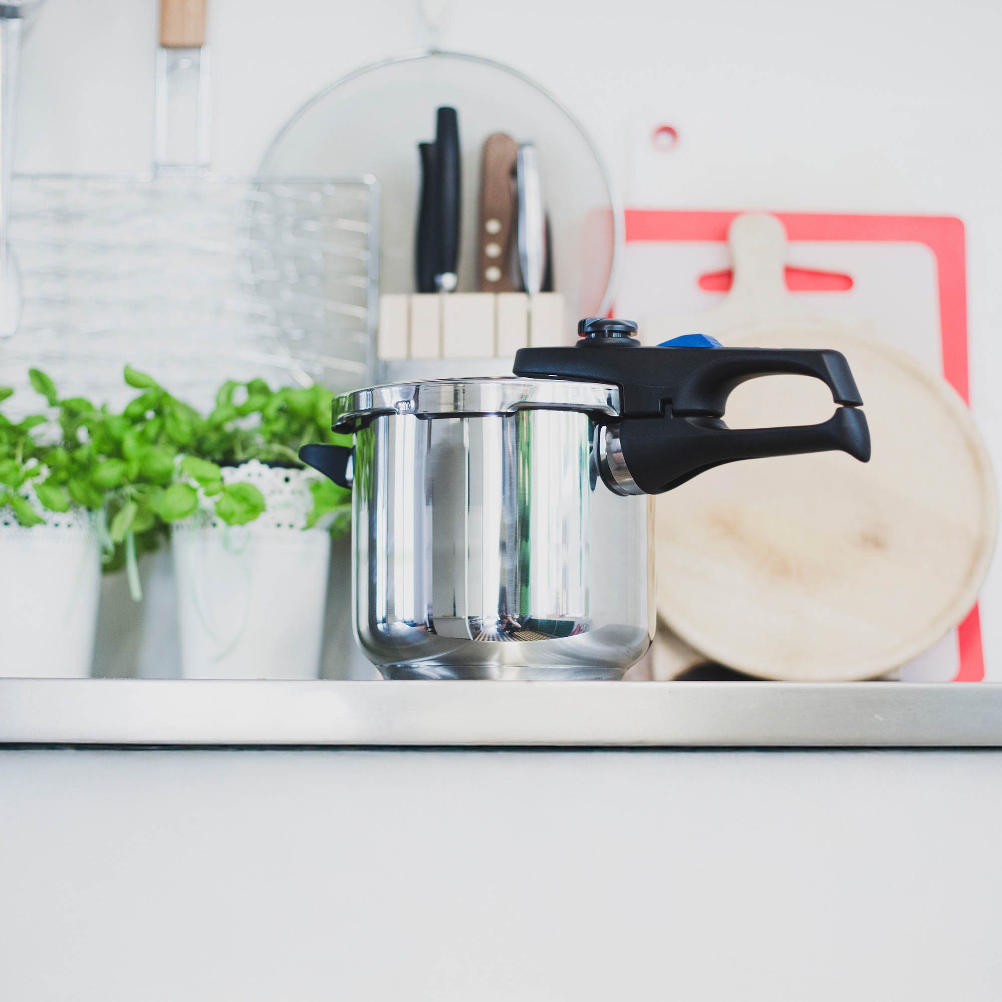 ELO Pressure cooker PRAKTIKA XL 22 cm 6.0 litres with perforated insert
