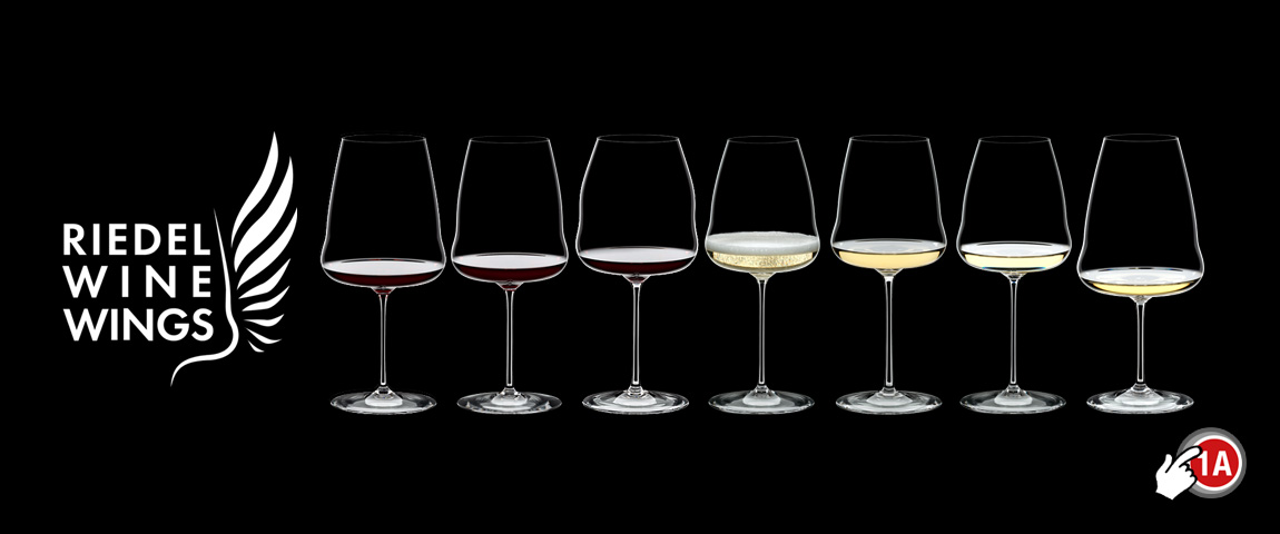 Verschiedene Weingläser auf einem Tisch platziert