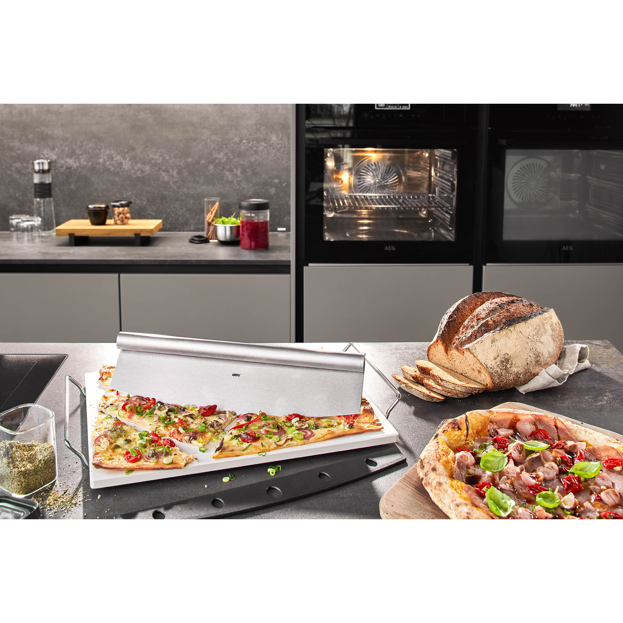 GEFU Pizzastein DARIOSO eckig 38 x 30 cm mit Gestell und Wiegemesser im Set