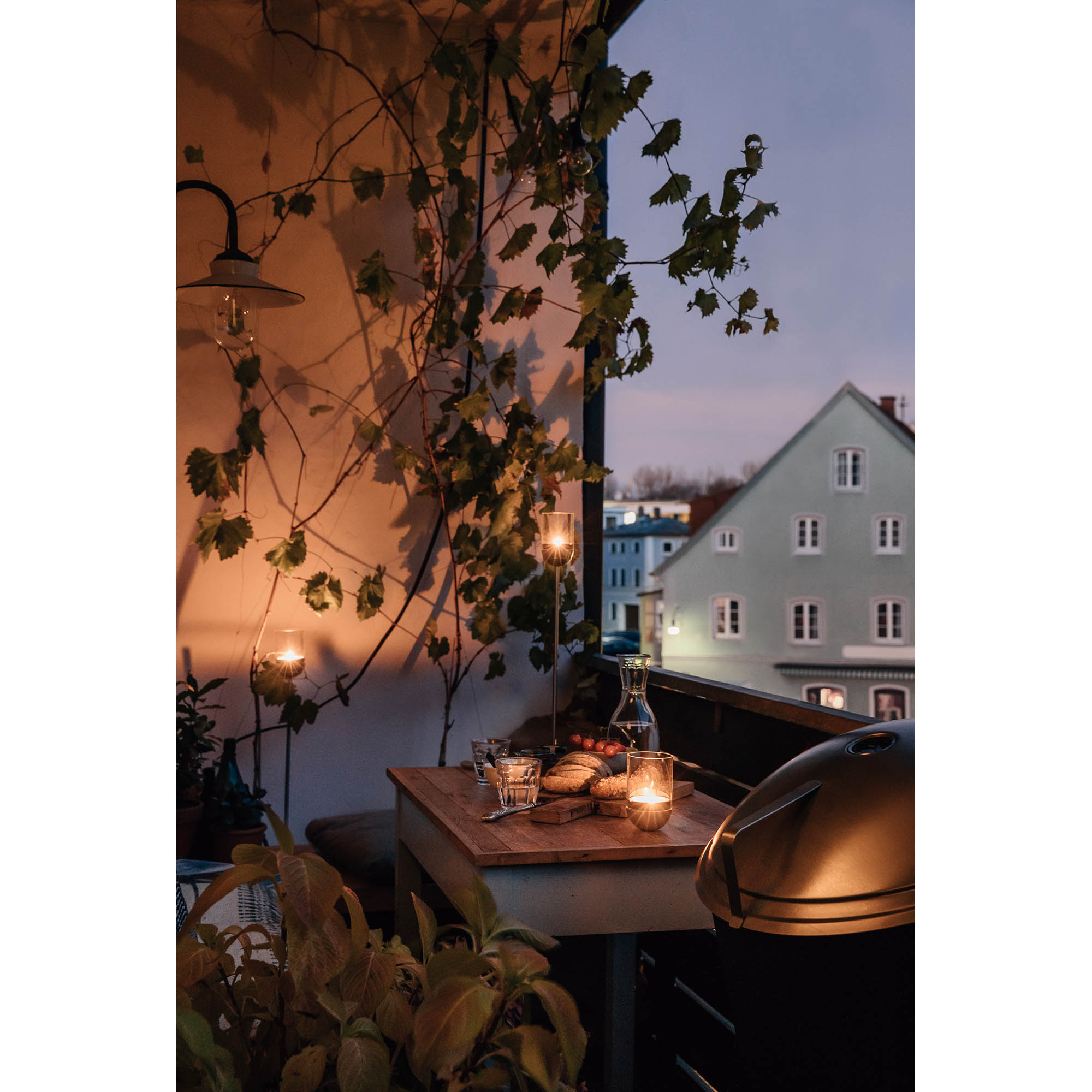 HÖFATS Windlicht GRAVITY CANDLE silber mit kardanisch gelagerter Kerze