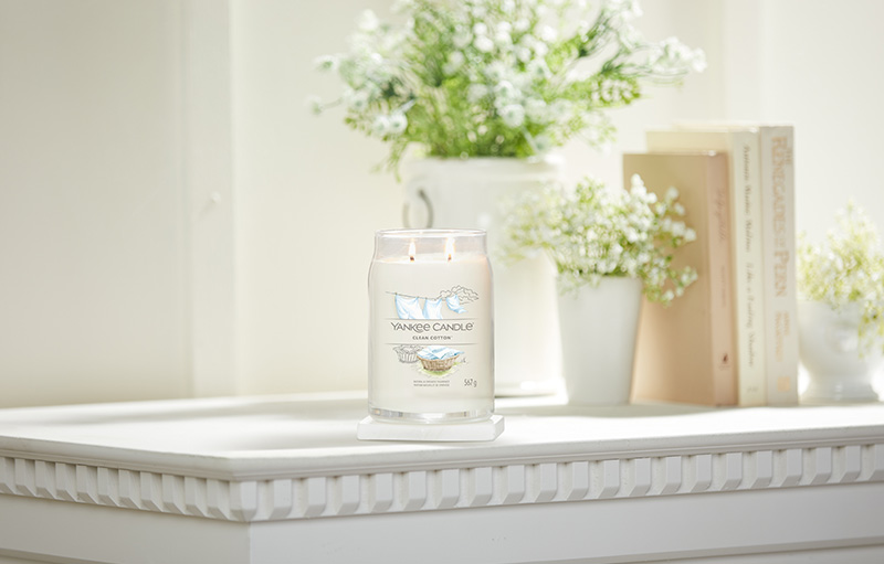 eine große Duftkerze auf einem Schrank