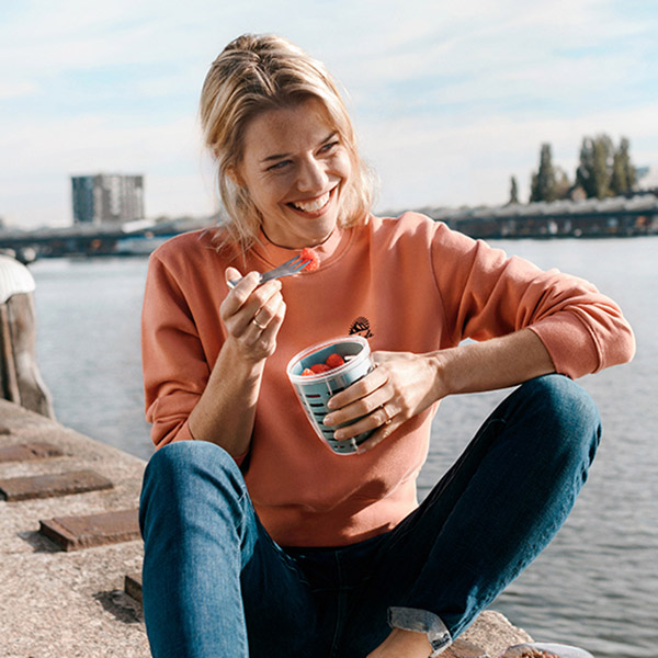 MEPAL Fruitpot ELLIPSE Snackbox mit Abtropfsieb und Gabel nordic sage