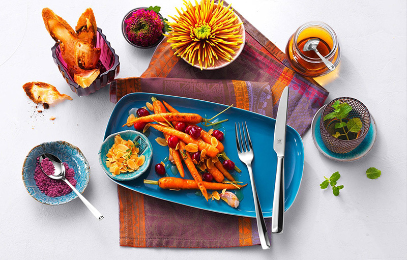 Essen steht wild verteilt auf dem Tisch