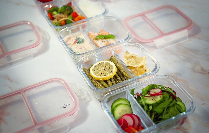 Gefüllte Frischhaltedosen auf einem Tisch