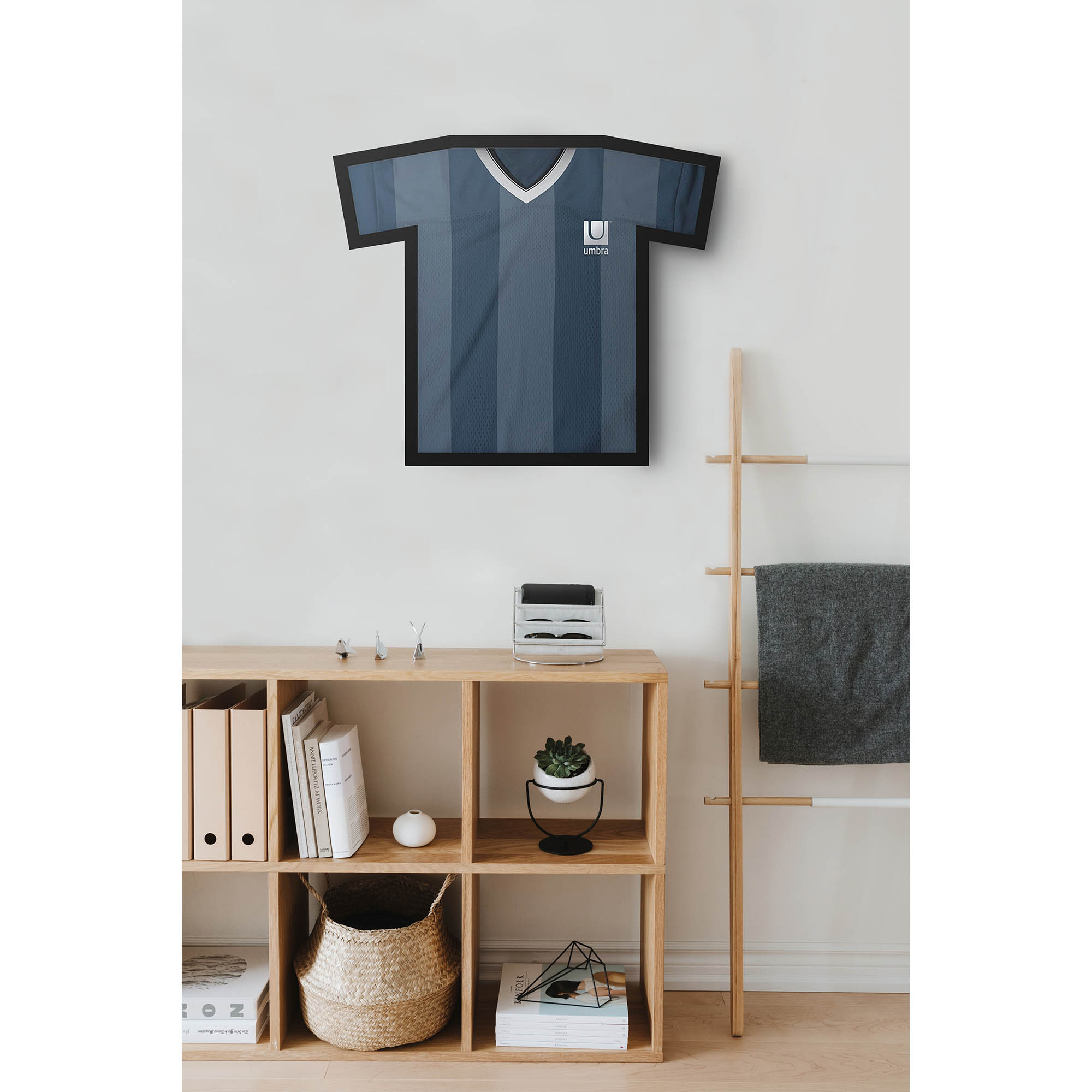 UMBRA picture frame for T-shirts and jerseys T-FRAME M black