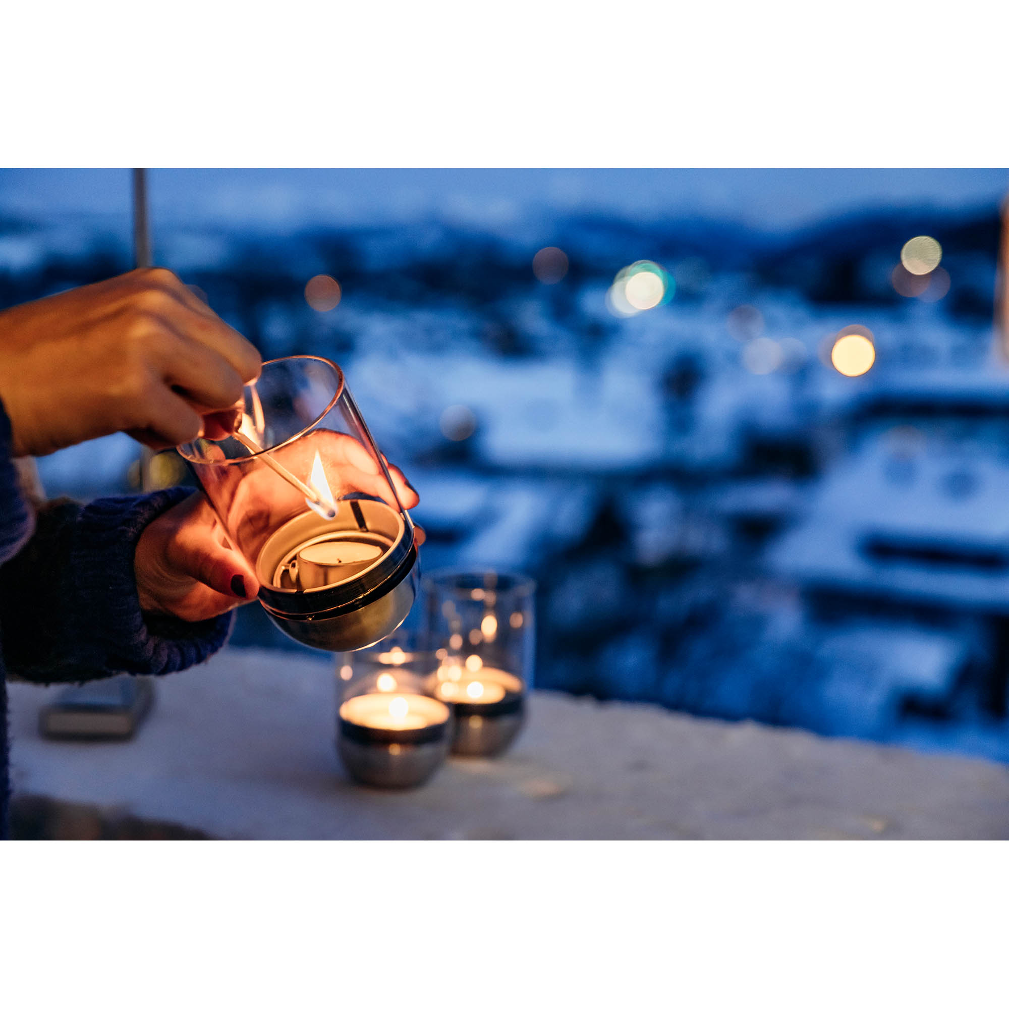 HÖFATS Windlicht GRAVITY CANDLE silber mit kardanisch gelagerter Kerze