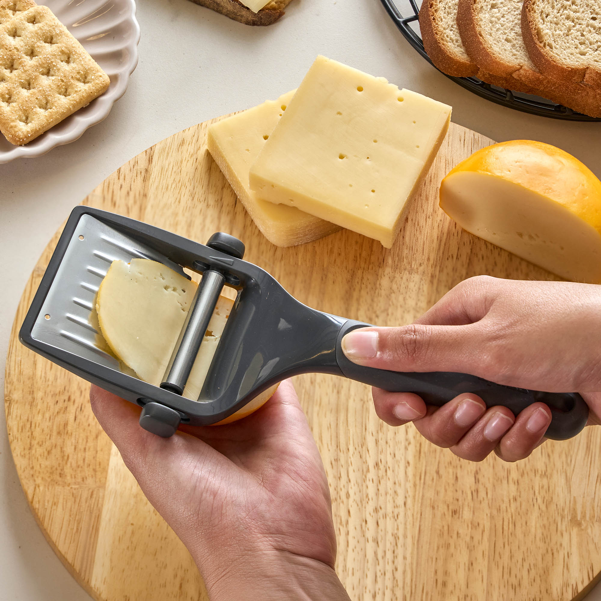 ZYLISS verstellbarer Käsehobel DIAL & SLICE mit Griff aus Weizenstroh-Kunststoff