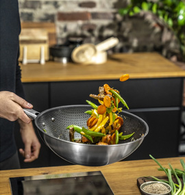 Woks von Zwilling bei 1A-Neuware Gemüse wird in einem Wok geschwenkt