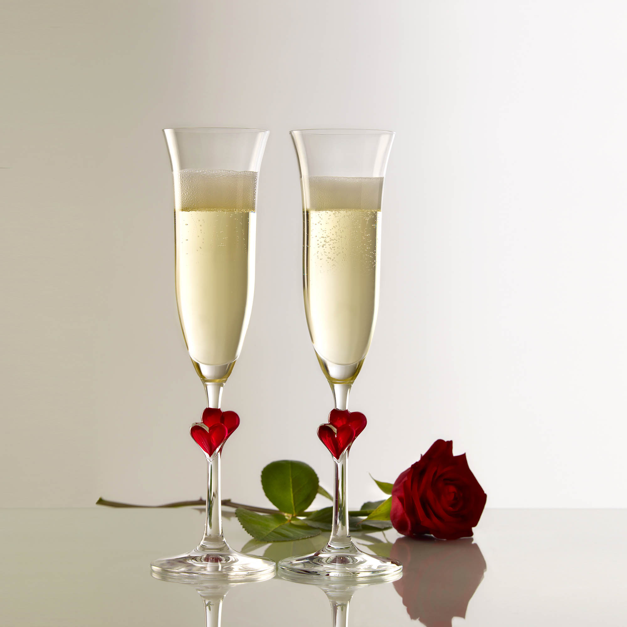 STÖLZLE LAUSITZ Serie L'AMOUR Sektkelch mit roten Herzen 175 ml 2 Stück