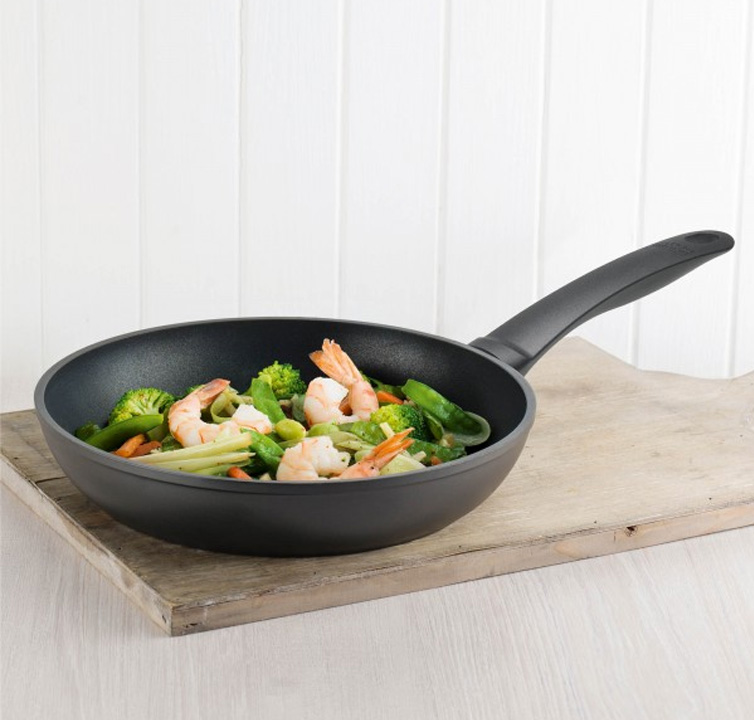 Gemüse und Shrimps werden in einer Pfanne erhitzt