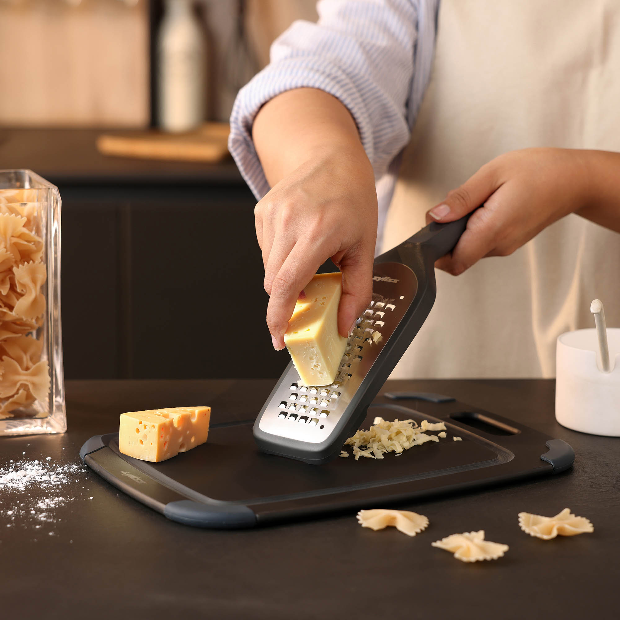 ZYLISS coarse grater, hand grater with plastic handle reinforced with wheat straw fibres