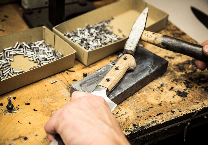 Ein Holzgriff wird an ein Messer genietet
