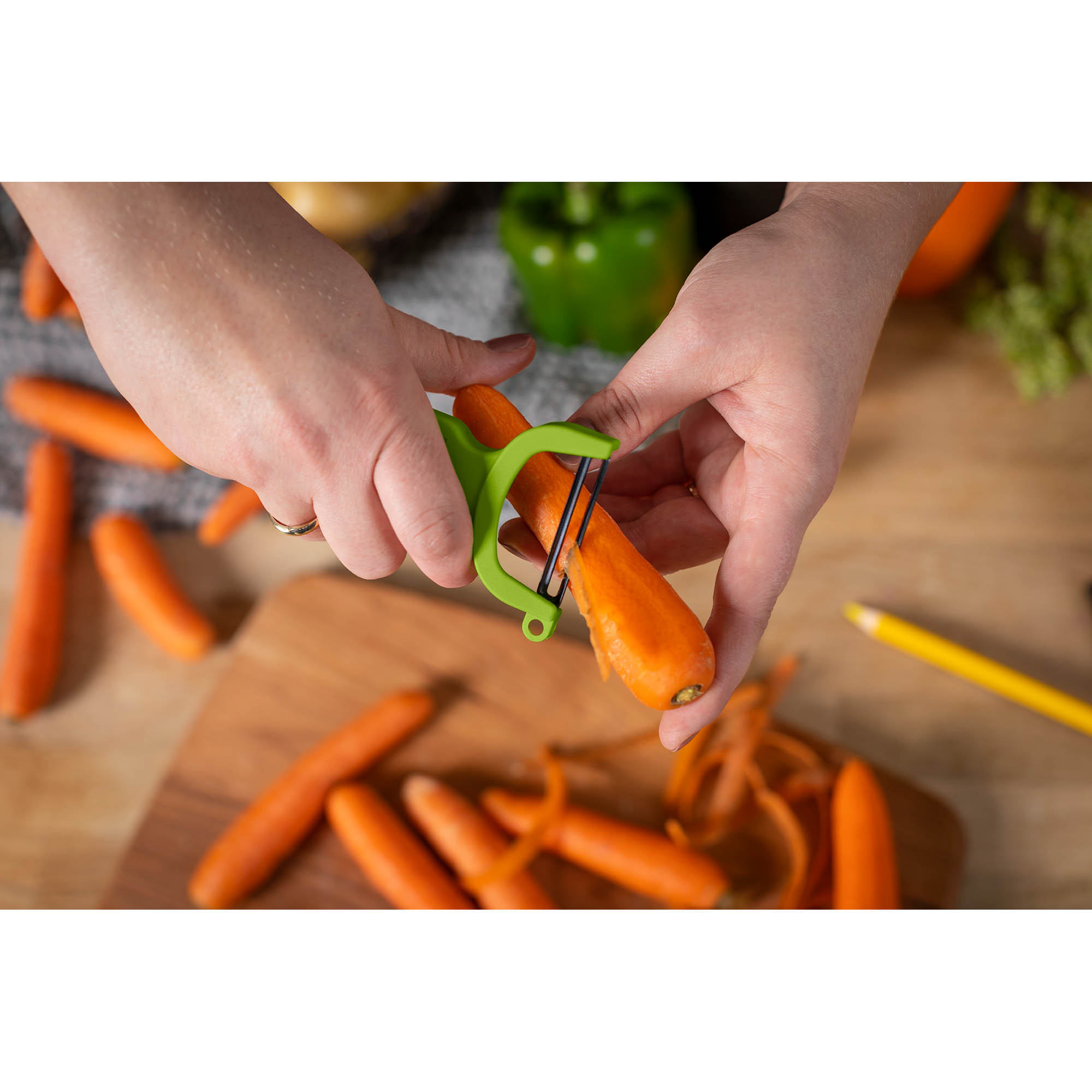 KUHN RIKON extra scharfer Sparschäler SWISS PEELER grün und rot im 2er Set