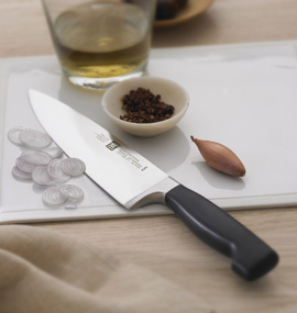 Messer von Zwilling bei 1A-Neuware Messer mit einer geschnittenen Scharlotte