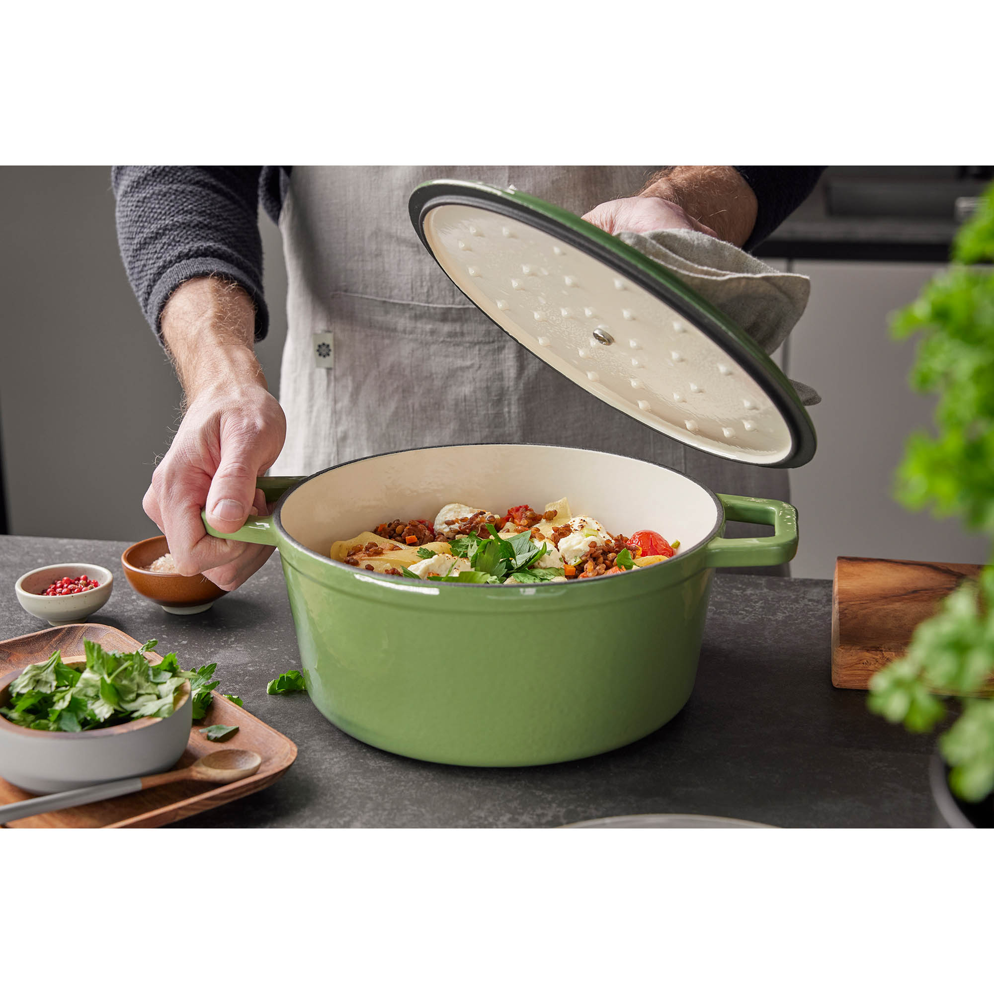 BERNDES Bräter Cocotte B.IRON Gusseisen rund 24 cm 3,75 Liter salbeigrün INDUKTION